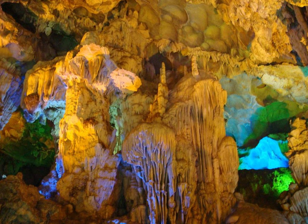 Bên trong động Thiên Long